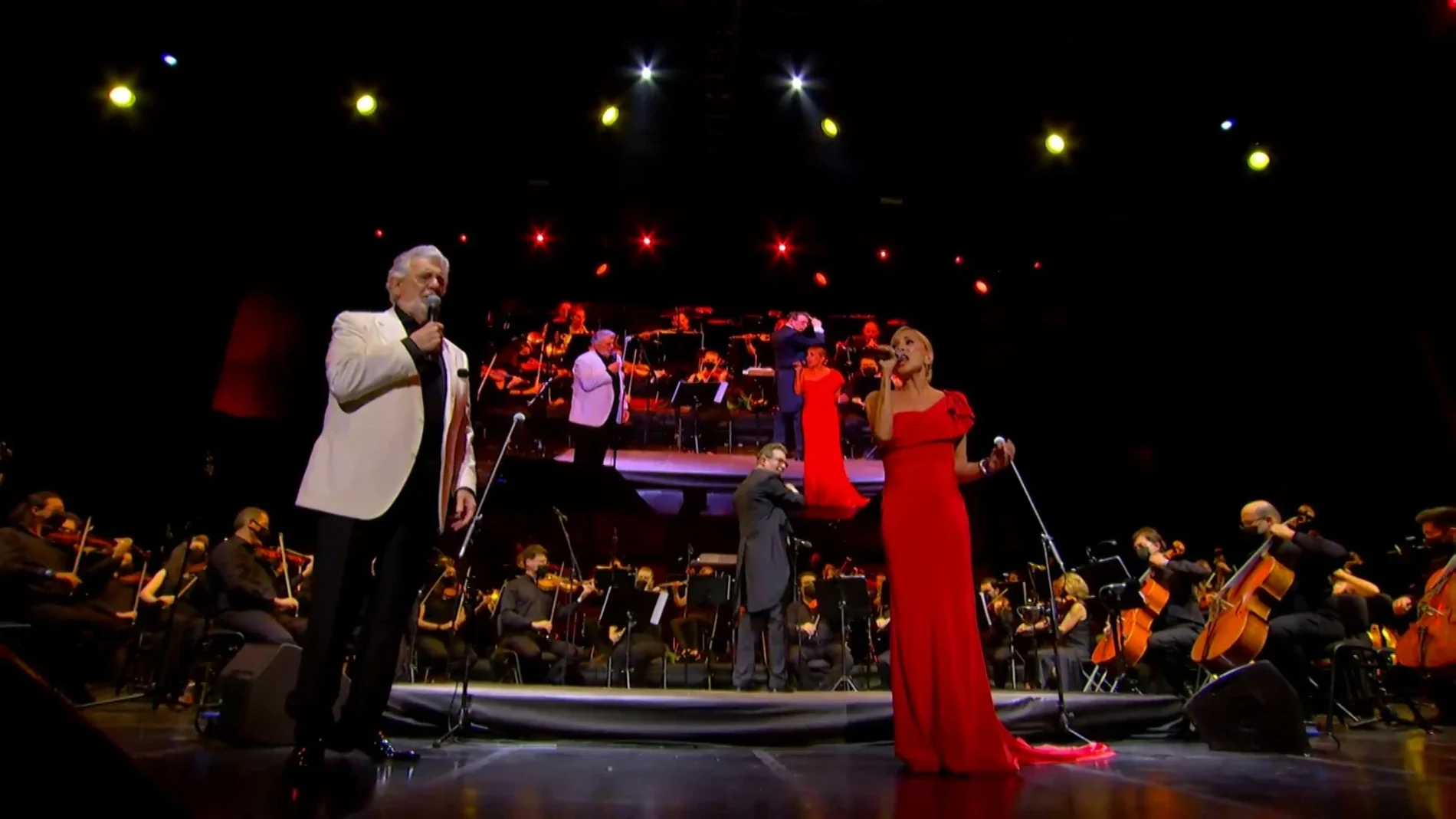 Marta Sánchez y Plácido Domingo cantan juntos el himno de España
