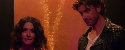 Sarah Shahi y Adam Demos: su amor tras eróticas escenas de &#39;Sexo/Vida&#39;, la serie que triunfa en Netflix