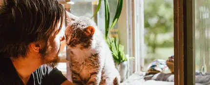 Un hombre con un gato Un hombre con un gato