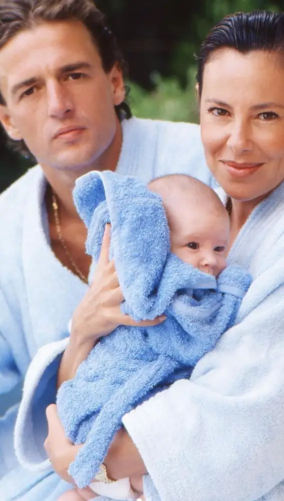 Ana Obregón y Alessandro Lequio junto a su hijo Aless en 1992.