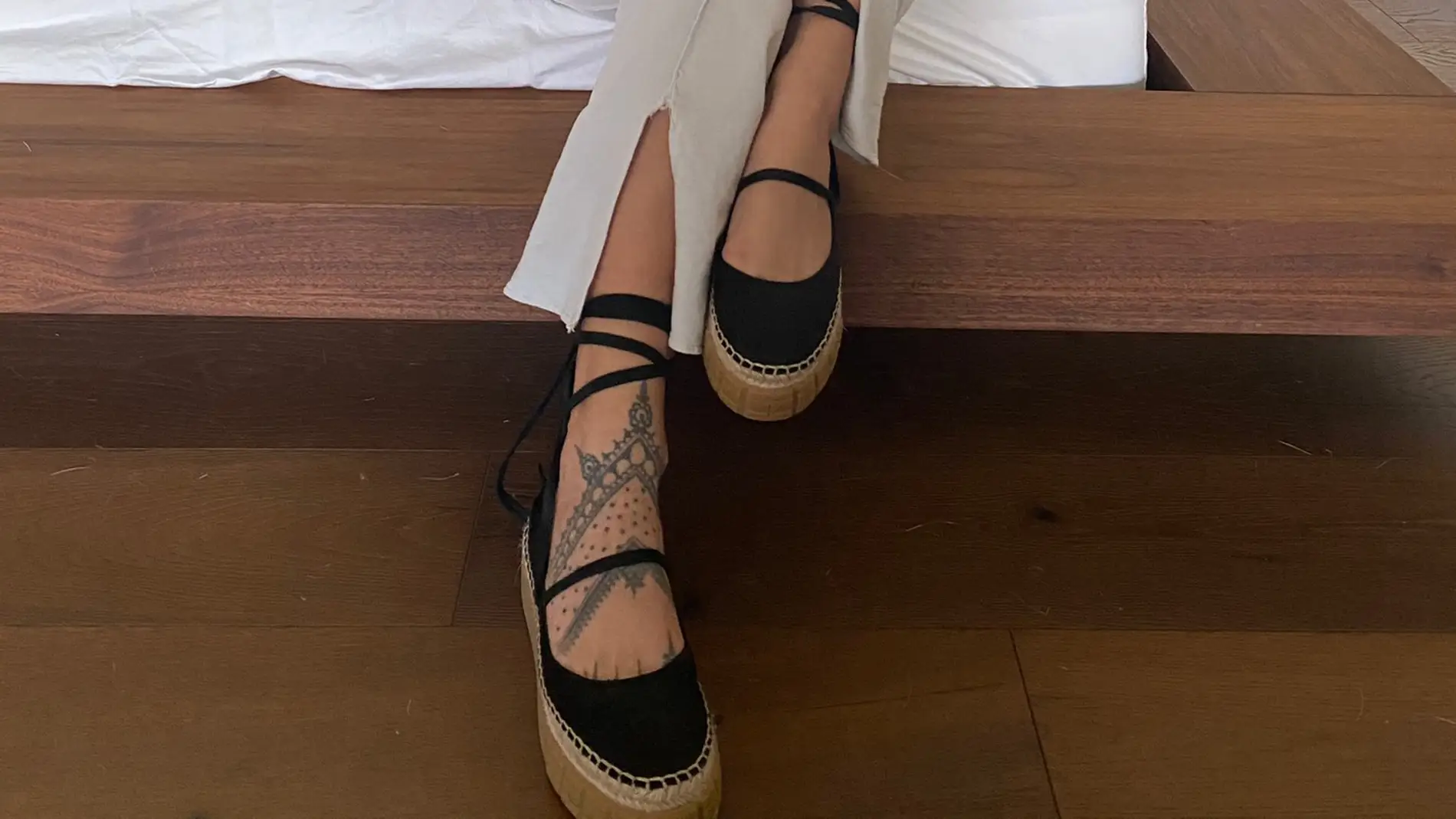 Tatuaje de Rosalía en el pie.
