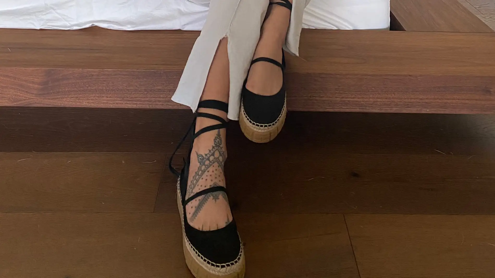 Tatuaje de Rosalía en el pie. Tatuaje de Rosalía en el pie.