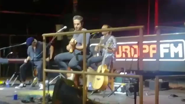 DVICIO canta 'Soy de volar' 