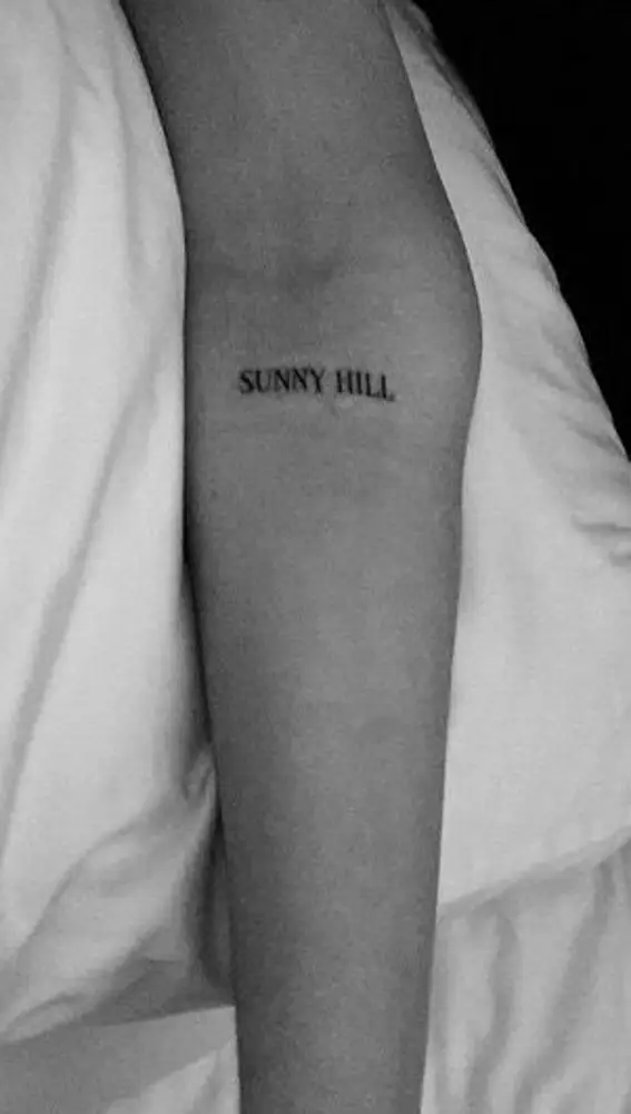 Tatuaje 'Sunny Hill' de Dua Lipa