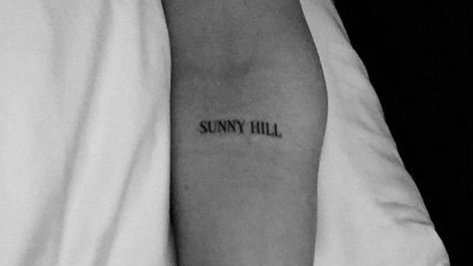 Tatuaje 'Sunny Hill' de Dua Lipa Tatuaje 'Sunny Hill' de Dua Lipa