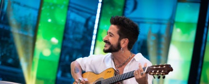 Camilo emociona al cantar &#39;Millones&#39; a guitarra en &#39;El Hormiguero&#39;