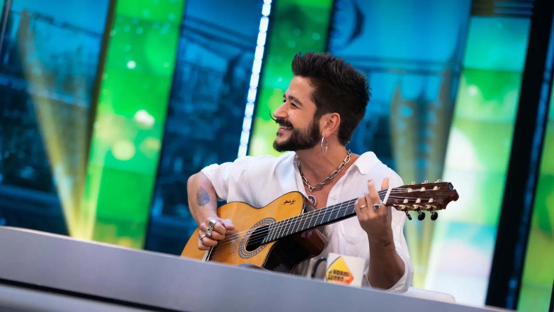 Camilo emociona al cantar 'Millones' a guitarra en 'El Hormiguero'