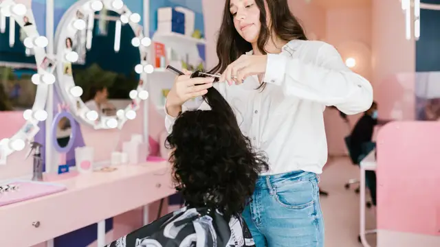 Una mujer en la peluquería