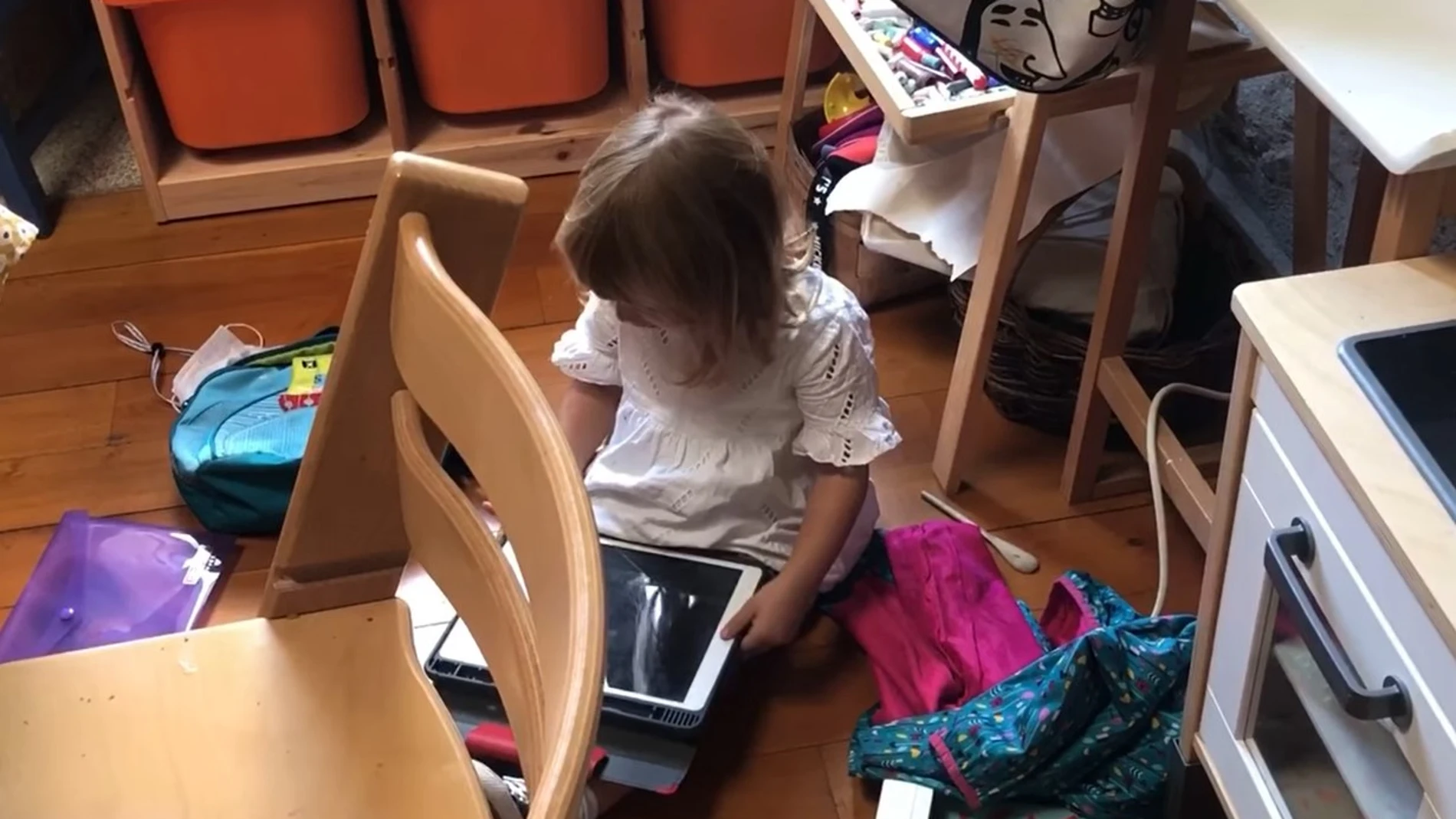 La divertida y surrealista conversación de una niña gallega con Siri: "Porque eu falo en galego" La divertida y surrealista conversación de una niña gallega con Siri: "Porque eu falo en galego"