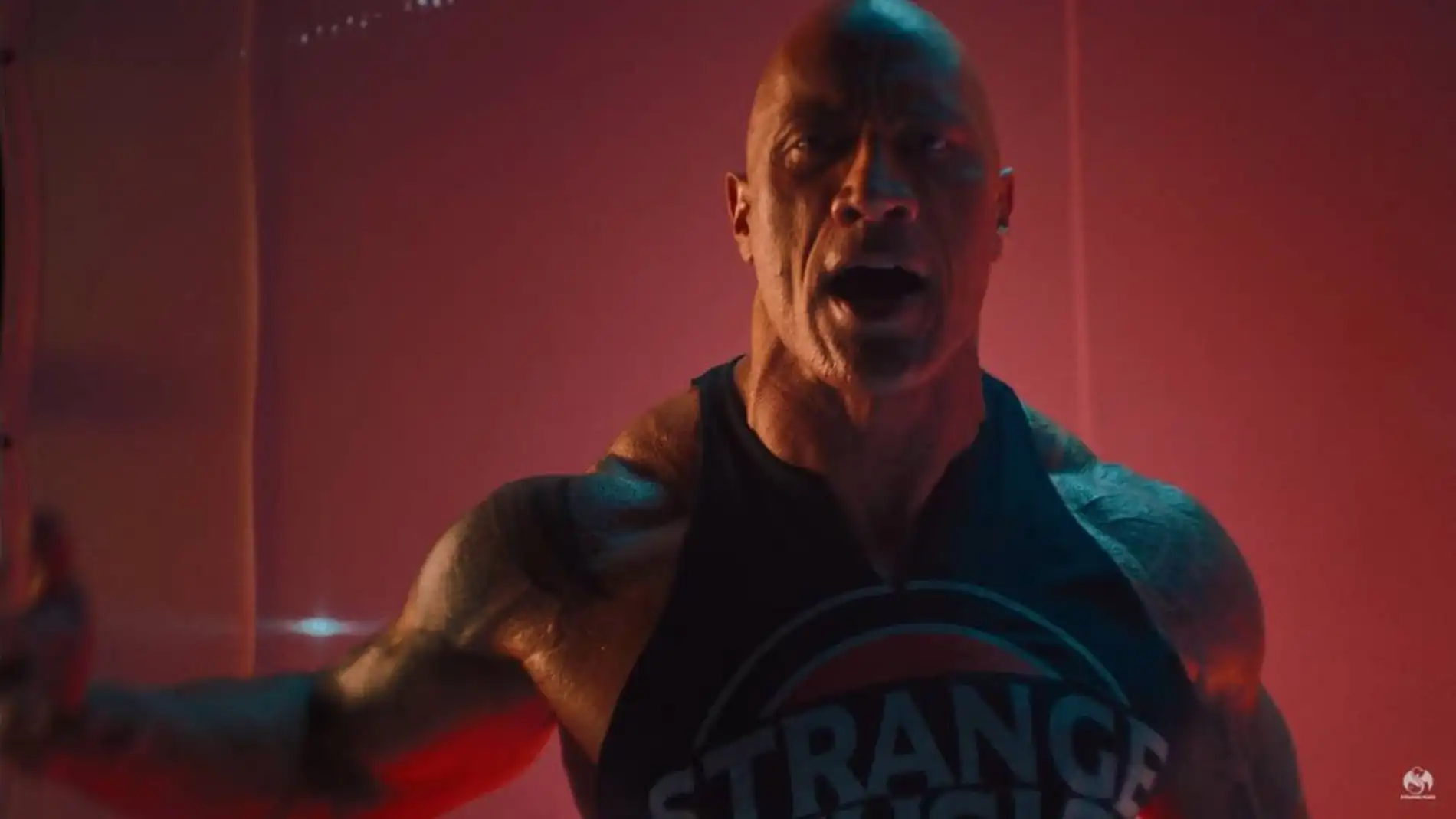 Dwayne Johnson en el videoclip de Face Off. Dwayne Johnson en el videoclip de Face Off.