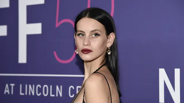 Milena Smit, la chica Almodóvar a la que Mario Casas le hizo un "horrible tatuaje"