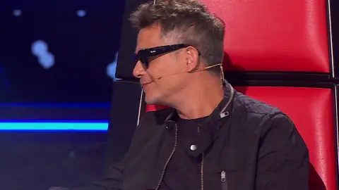 Alejadro Sanz explica la razón por la que se pone las gafas de sol en 'La Voz' 'La Voz'