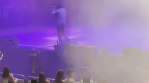 Rauw Alejandro le declara su amor a Rosalía en pleno concierto Rauw Alejandro le declara su amor a Rosalía en pleno concierto