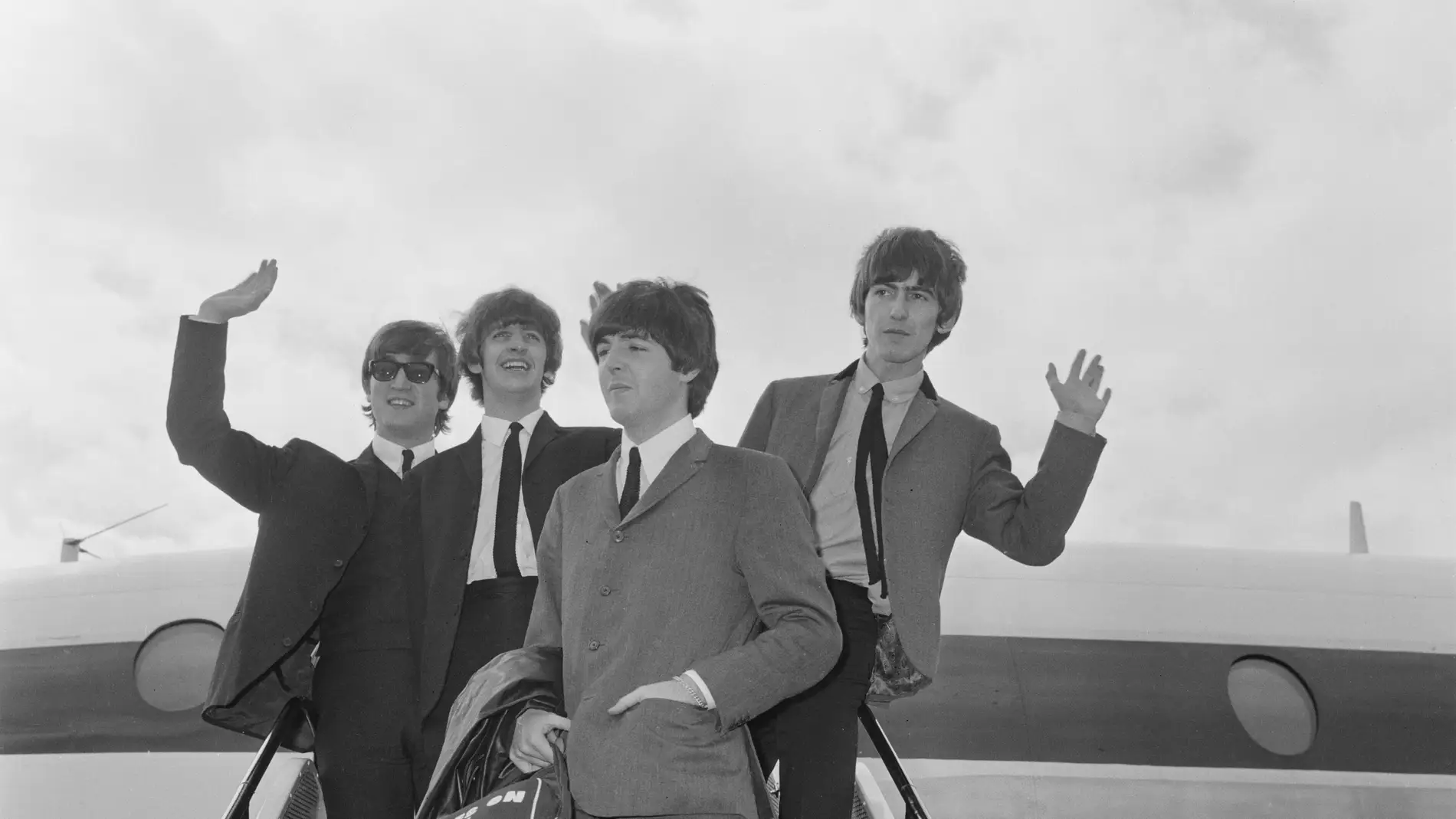 De izquierda a derecha: John Lennon, Ringo Starr, Paul McCartney y George Harrison .
