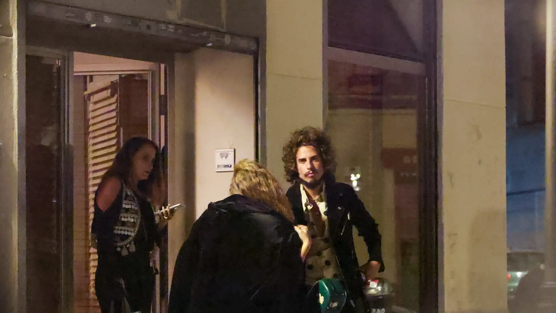 Kiki Morente a las puertas del restaurante donde cenó con Sara Carbonero tras su concierto.