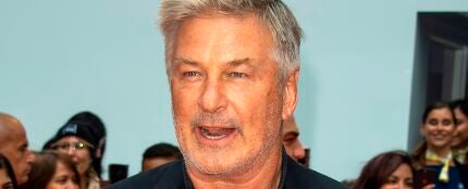 El asistente que entregó la pistola a Alec Baldwin dice que no la revisó El asistente que entregó la pistola a Alec Baldwin dice que no la revisó