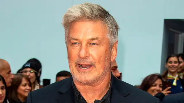 El asistente que entregó la pistola a Alec Baldwin dice que no la revisó