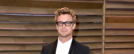 El actor Simon Baker deja a su novia después de que ella asistiese una protesta antivacunas El actor Simon Baker deja a su novia después de que ella asistiese una protesta antivacunas