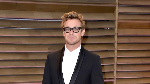 El actor Simon Baker deja a su novia después de que ella asistiese una protesta antivacunas