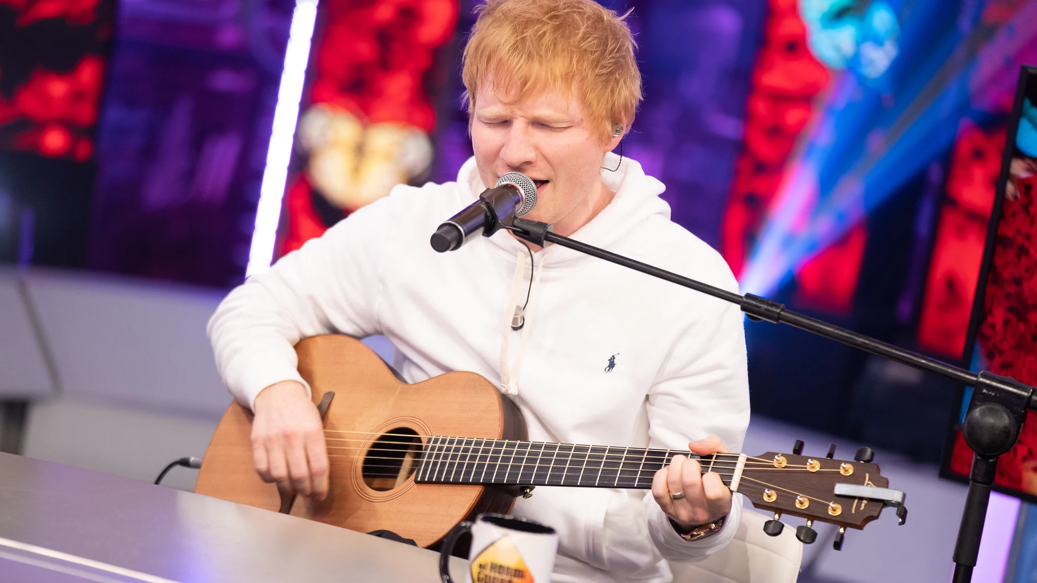 Ed Sheeran emociona cantando 'Overpass Graffiti' en directo en 'El Hormiguero 3.0'