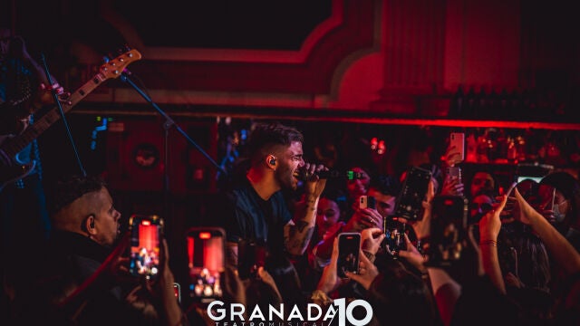 El público cantó mano a mano con Álvaro de Luna en Granada