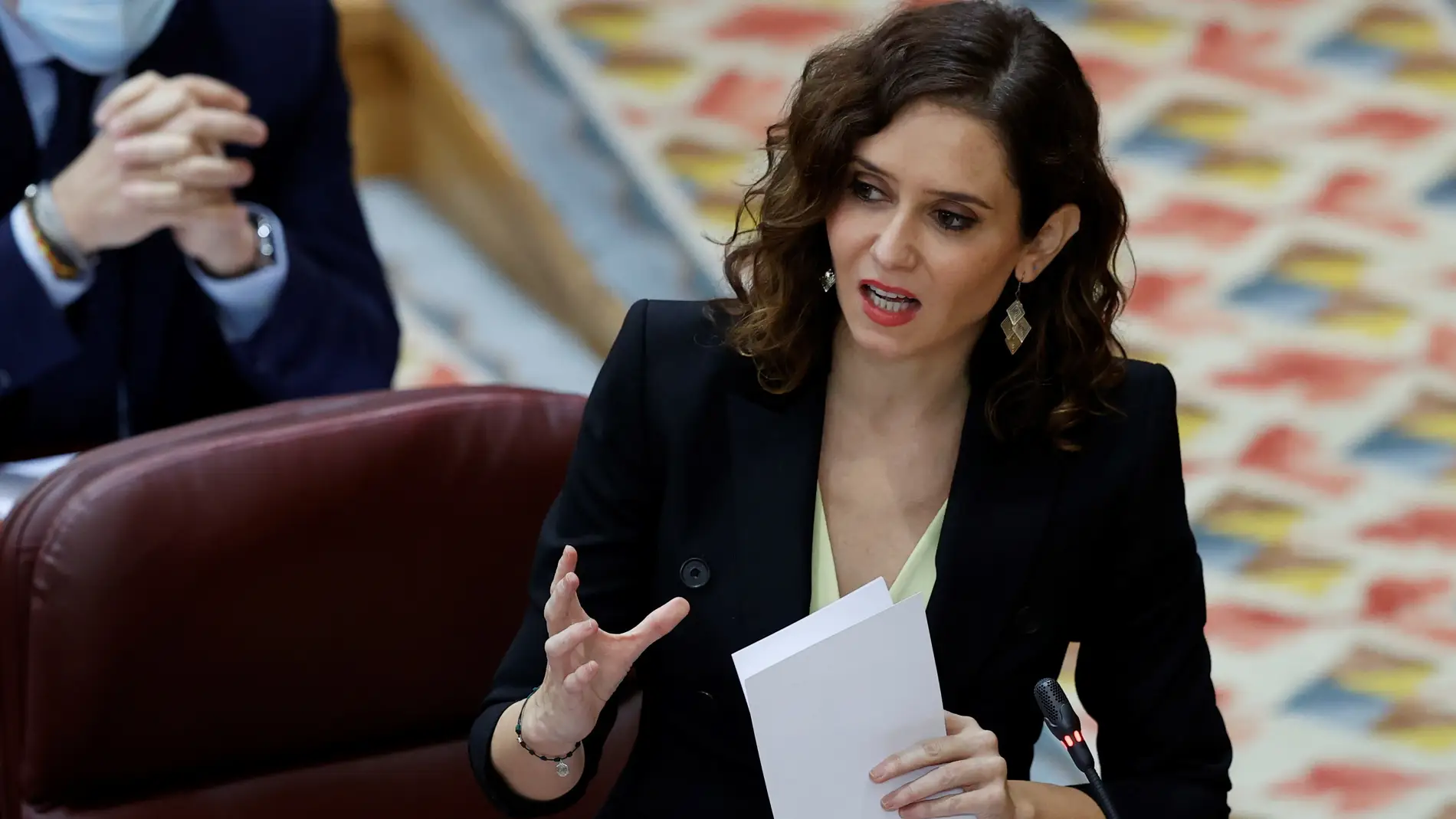 Isabel Díaz Ayuso durante el pleno de la Asamblea de Madrid title=