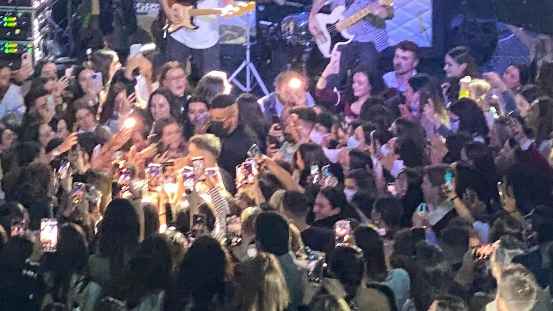 El público volcado en el concierto de Álvaro de Luna en Granada