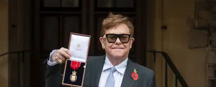 Elton John recibe una medalla de la Corona Británica Elton John recibe una medalla de la Corona Británica