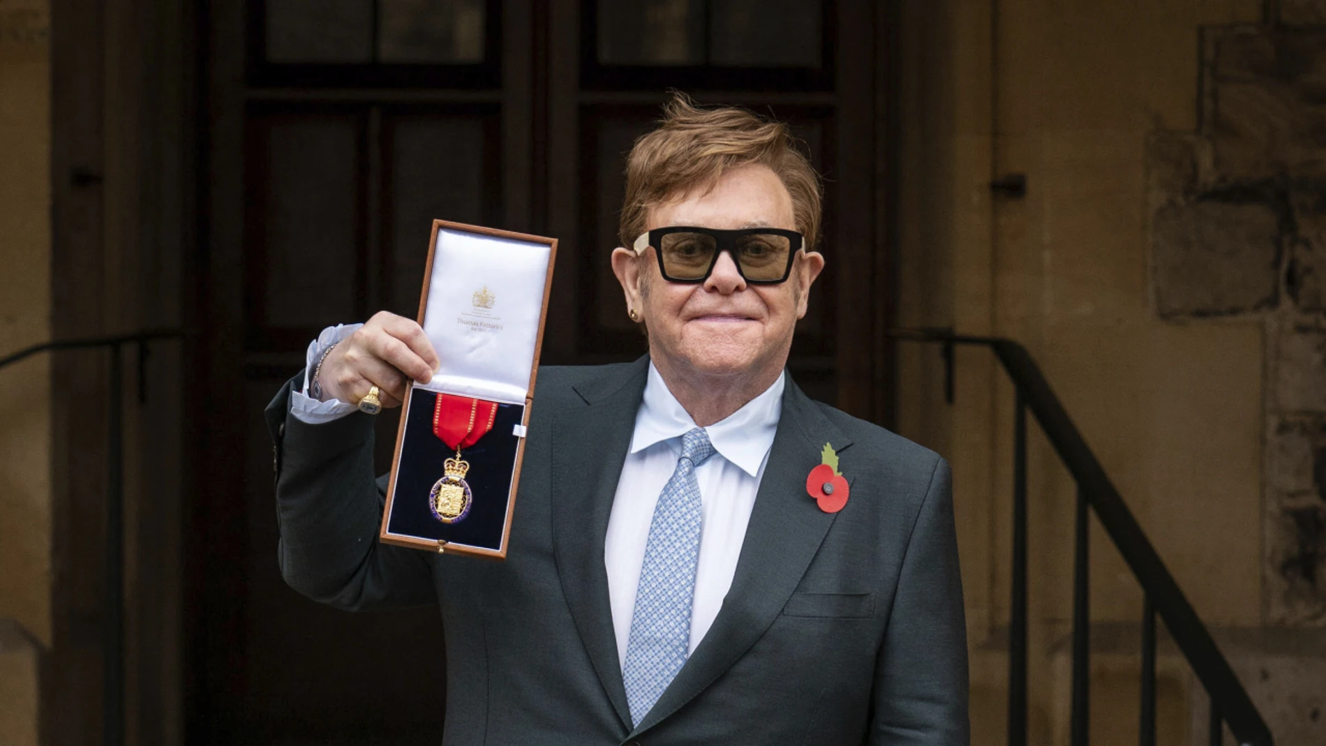 Elton John recibe una medalla de la Corona Británica
