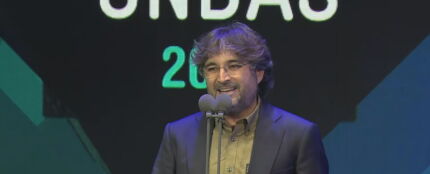 Jordi Évole canta &#39;Grita&#39; en honor a Pau Donés tras recibir el premio Ondas a mejor documental por &#39;Eso que tú me das&#39;