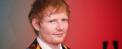 Ed Sheeran se viste de Mamá Noel para promocionar su villancico con Elton John
