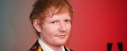 Ed Sheeran se viste de Mamá Noel para promocionar su villancico con Elton John Ed Sheeran se viste de Mamá Noel para promocionar su villancico con Elton John