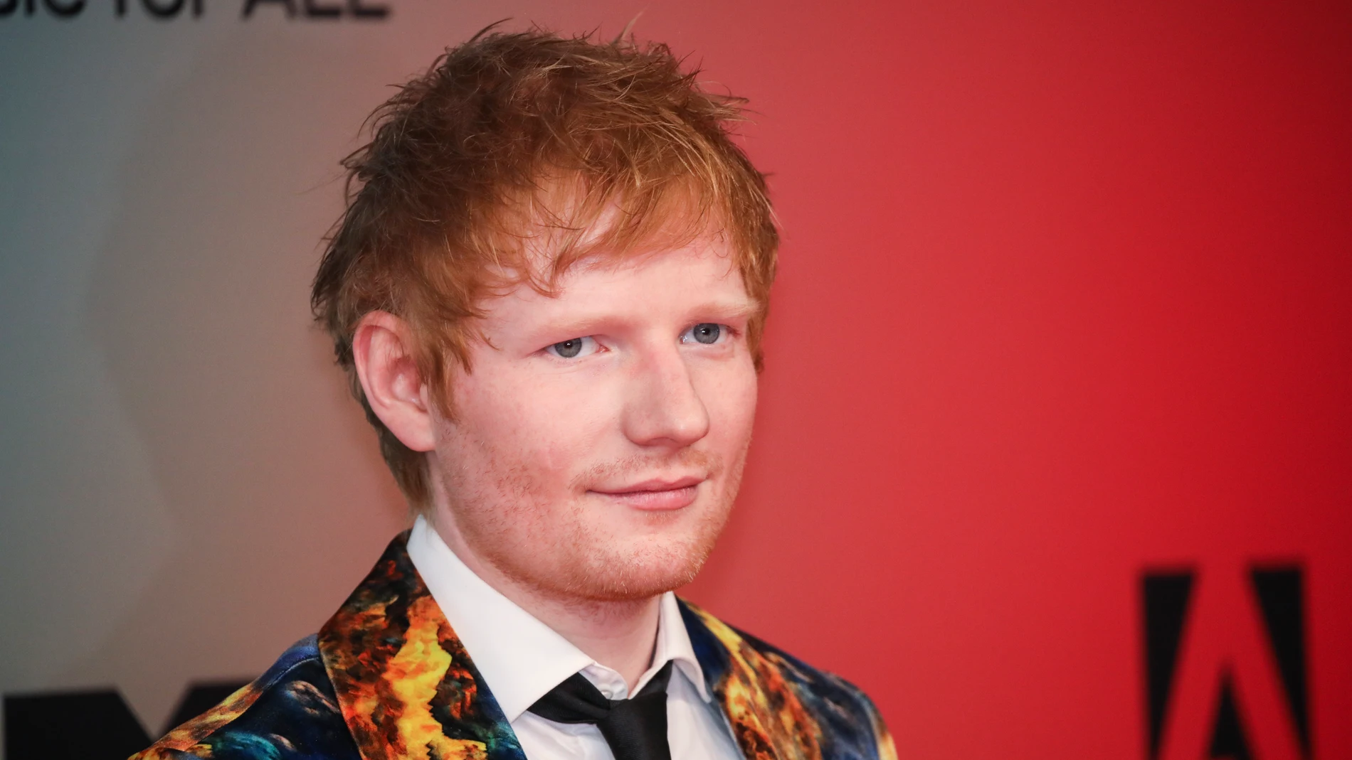 Ed Sheeran se viste de Mamá Noel para promocionar su villancico con Elton John