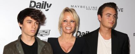 Pamela Anderson y sus hijos Dylan Jagger y Brandon Thomas