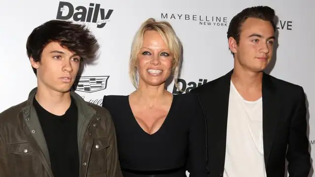 Pamela Anderson y sus hijos Dylan Jagger y Brandon Thomas