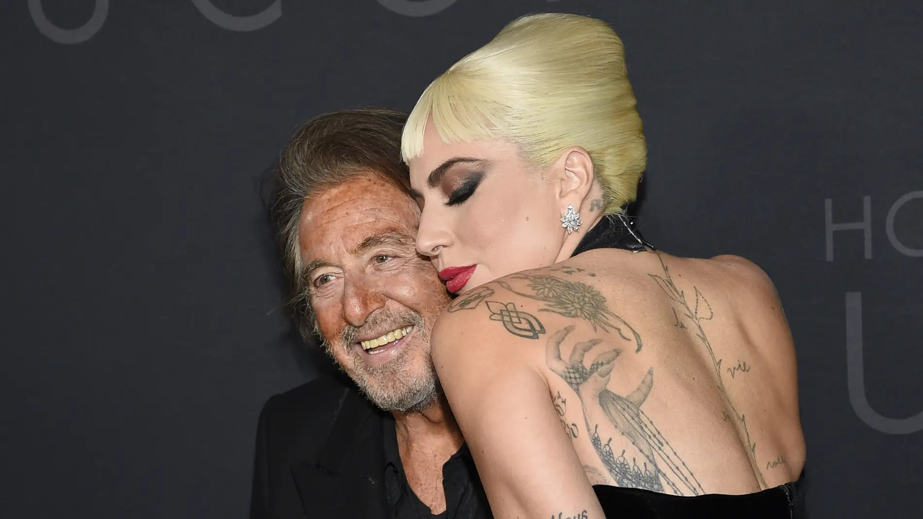 El divertido gesto de Lady Gaga con Al Pacino en la presentación de 'House of Gucci'
