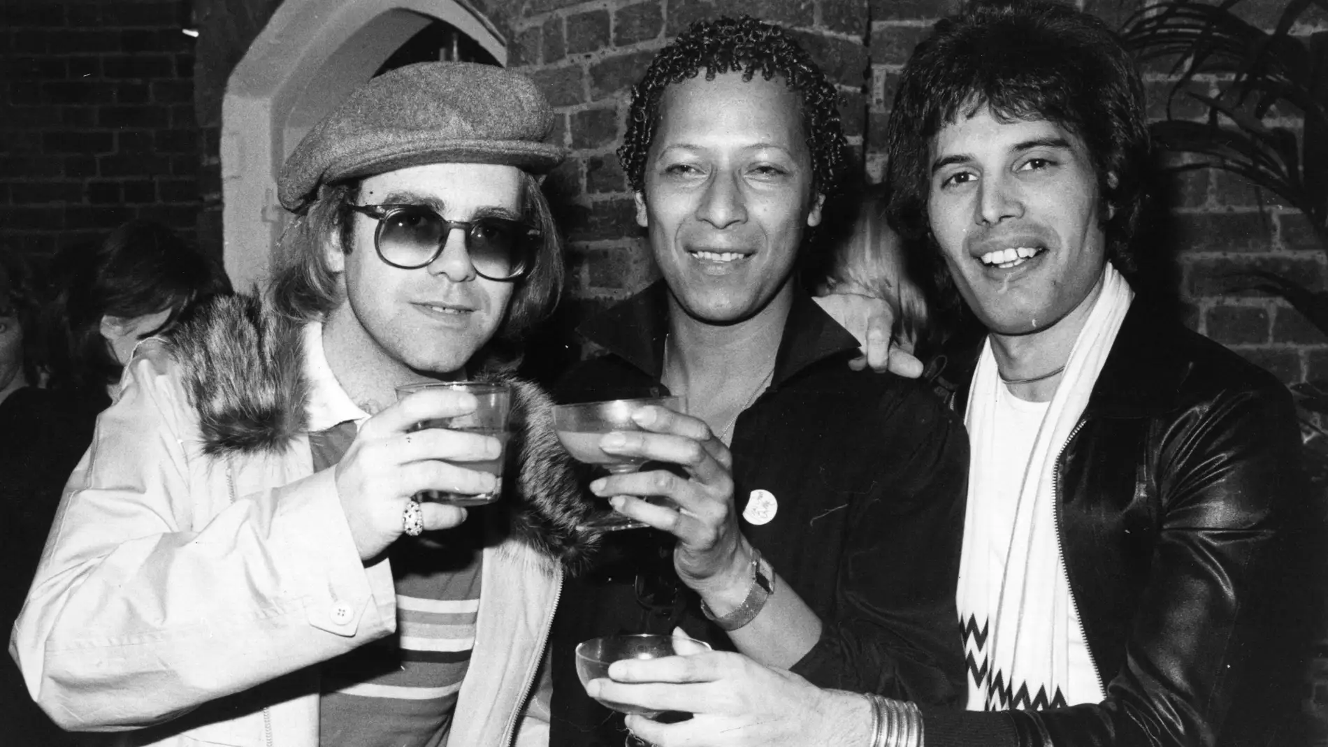  Elton John con Peter Straker y Freddie Mercury