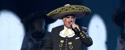 Un cura hace lo nunca visto en misa para homenajear al mariachi Vicente Fernández Un cura hace lo nunca visto en misa para homenajear al mariachi Vicente Fernández