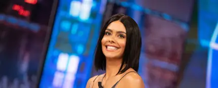 Cristina Pedroche arrasa con su 'nuevo corte de pelo' en 'El Hormiguero 3.0': "Esto es una peluca pero no quiero que se vea lo que hay debajo" Cristina Pedroche arrasa con su 'nuevo corte de pelo' en 'El Hormiguero 3.0': "Esto es una peluca pero no quiero que se vea lo que hay debajo"