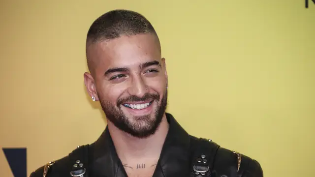 Maluma celebra la Navidad comiéndose a besos a su novia Susana Gómez: "Gracias Santa"