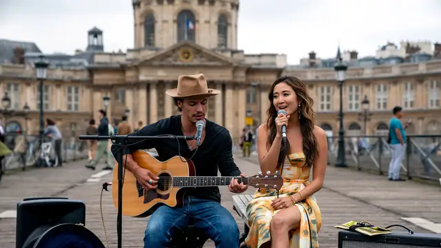 ¿Cuál es la canción que cantan Mindy y Benoit en 'Emily in Paris'? La historia de 'Mon Soleil’