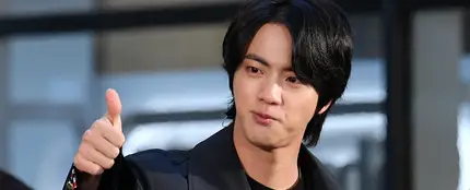 "No podía creerlo": Jin, de BTS, cuenta cómo Chris Martin acabó regalándole su guitarra "No podía creerlo": Jin, de BTS, cuenta cómo Chris Martin acabó regalándole su guitarra