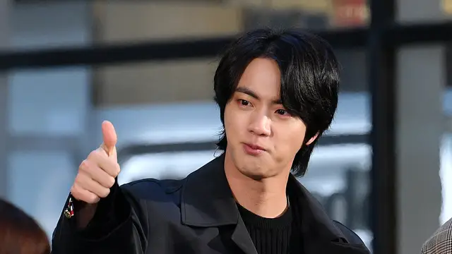 "No podía creerlo": Jin, de BTS, cuenta cómo Chris Martin acabó regalándole su guitarra