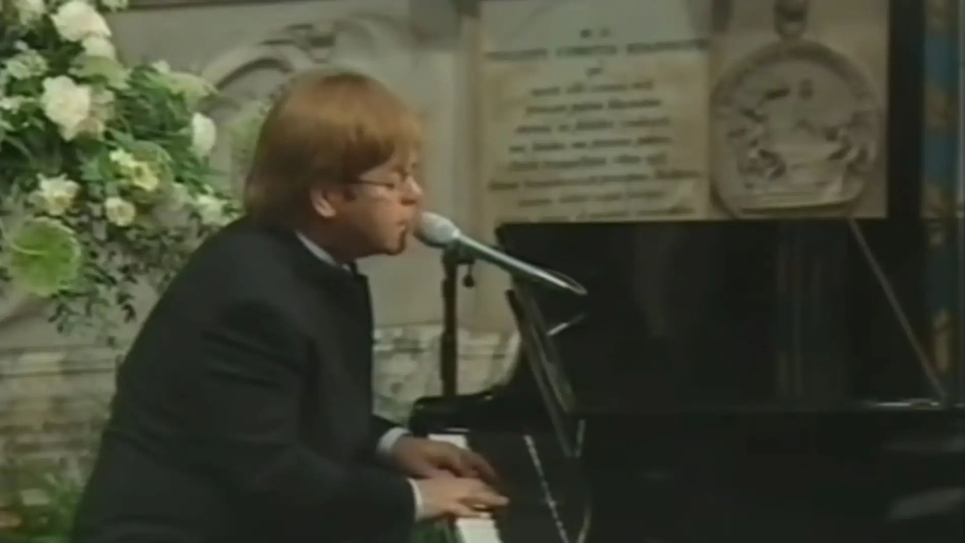 Elton John canta 'Candle in the Wind' en el funeral de Diana de Gales 
