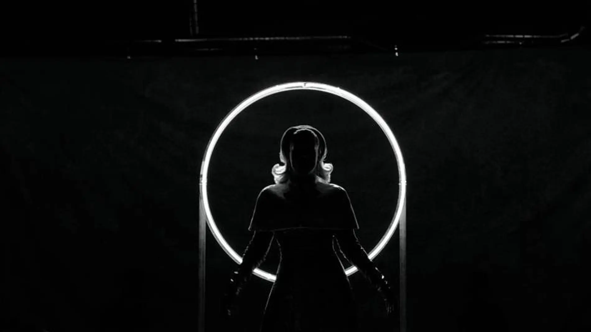 Los tres vestidazos de Alta Costura de Adele en el videoclip de 'Oh My God'