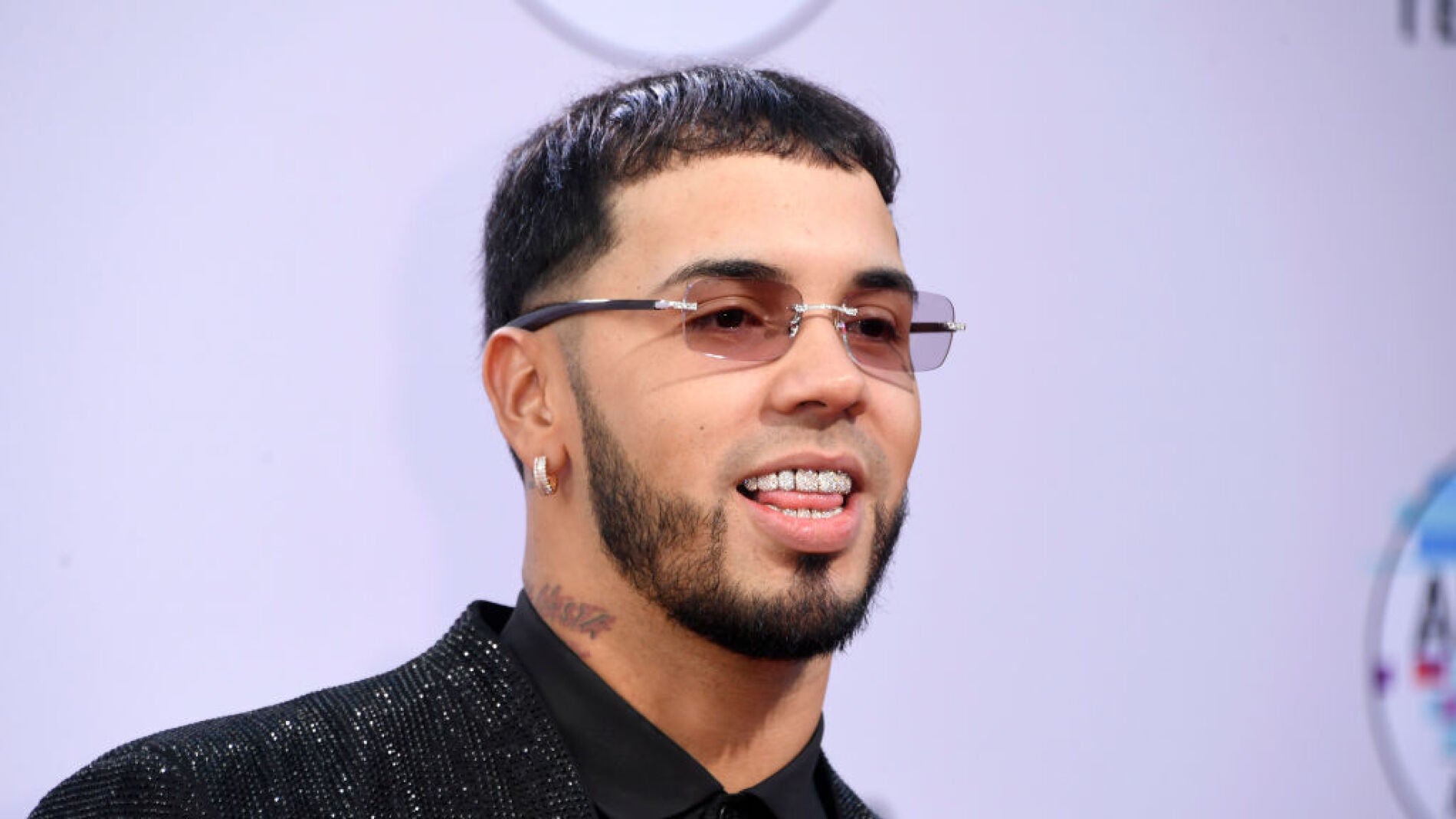 Anuel con gafas sale