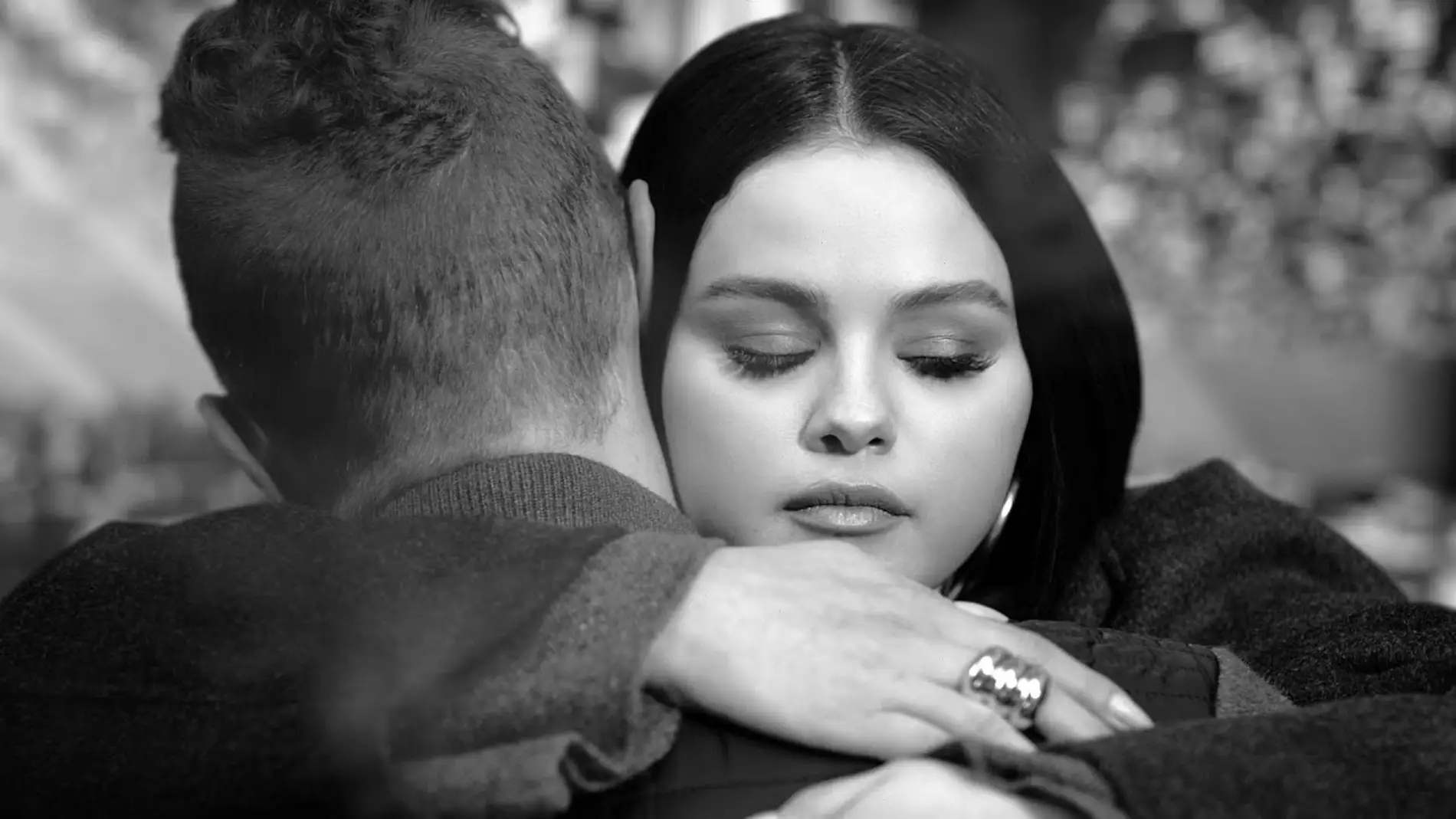 Coldplay y Selena Gomez presentan el videoclip de la canción 'Let Somebody Go'