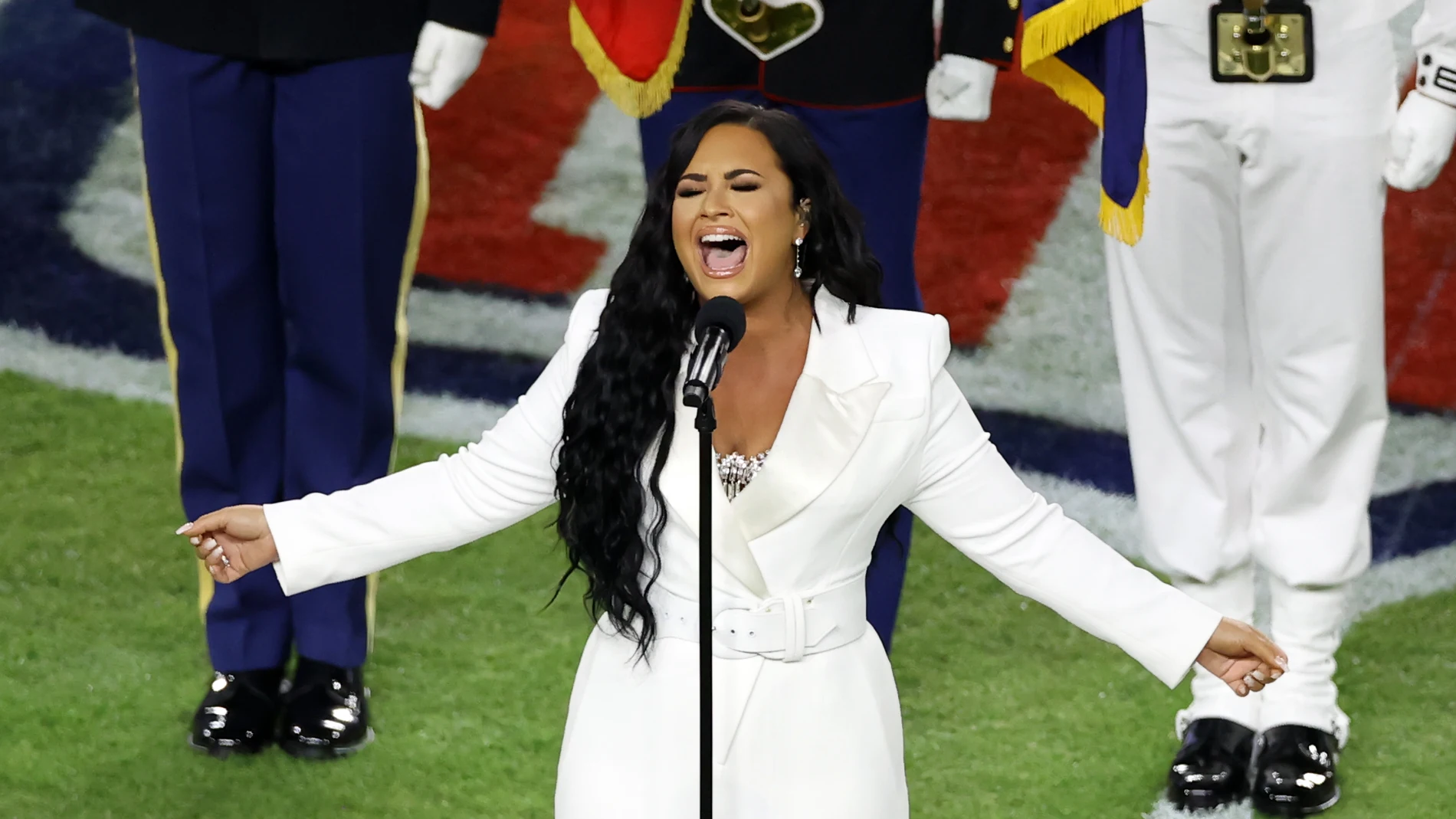 Demi Lovato, durante su interpretación del himno de EEUU en la Super Bowl de 2020