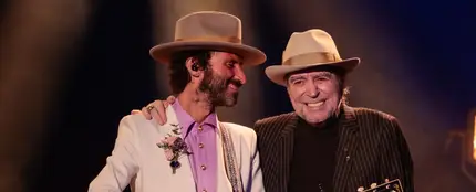 Leiva y Joaquín Sabina en su actuación en los premios Goya 2022 Leiva y Joaquín Sabina en su actuación en los premios Goya 2022