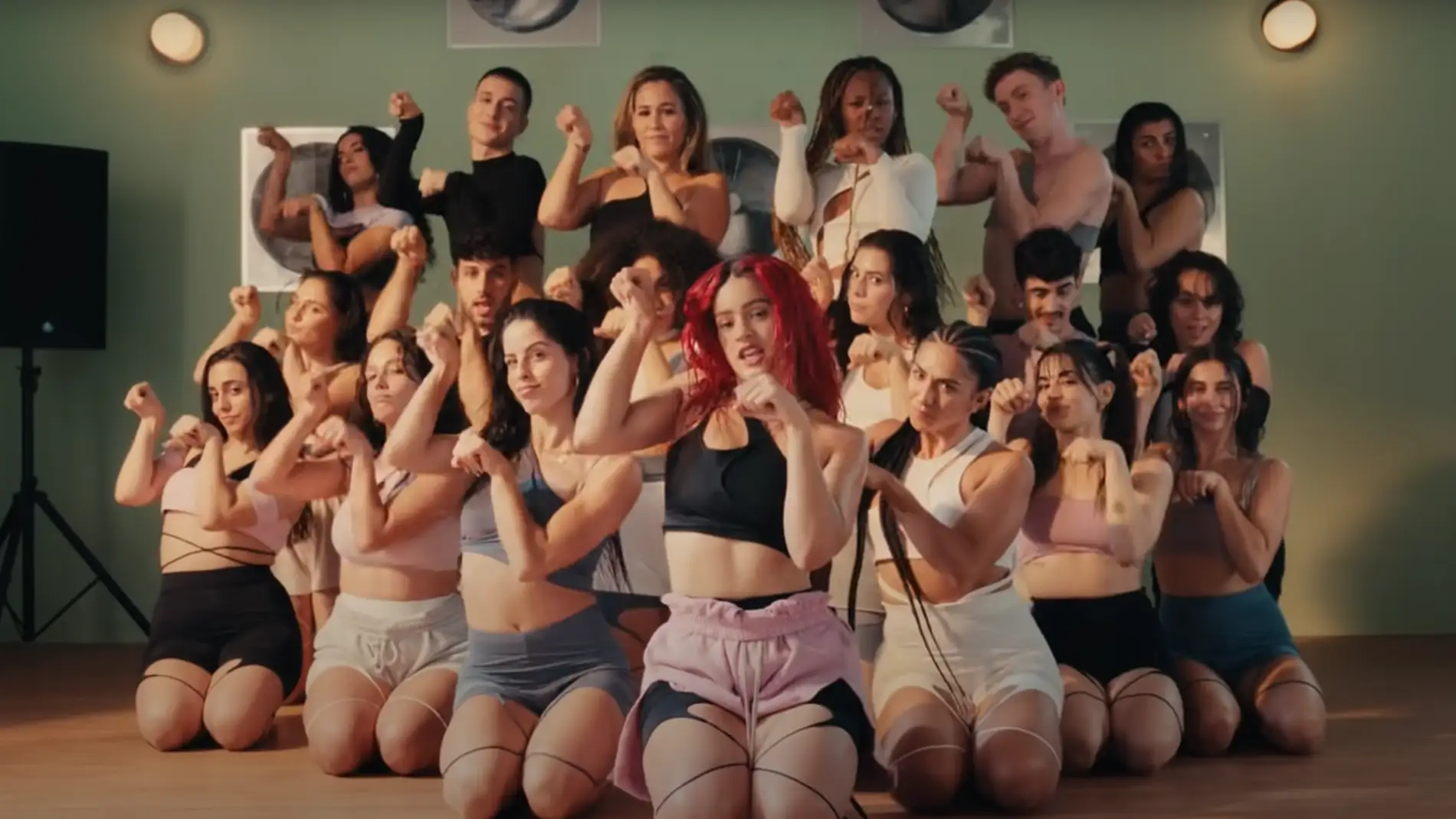 Rosalía revoluciona una escuela de baile en 'Chicken teriyaki', tercer adelanto de 'Motomami' | Europa FM